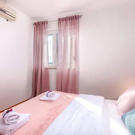 Apartment Gorgeous In With Kitchen Crikvenica